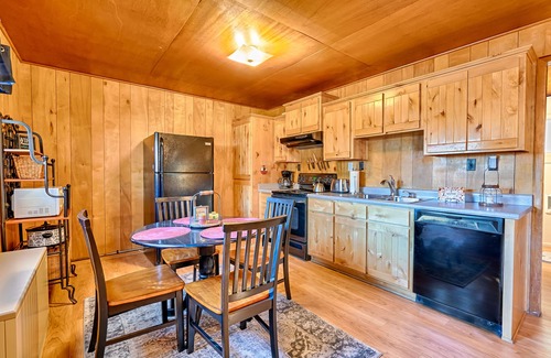 Greer Cottage | Greer River's Edge Cottage 2 bed- 1 bath- sleeps 4 - Fireplace