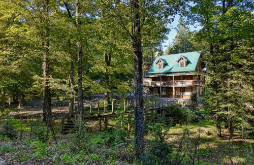 Pointe-au-Chene Ski Chalet | Grenville Gem: Luxury Chalet,Pool & Jacuzzi Oasis