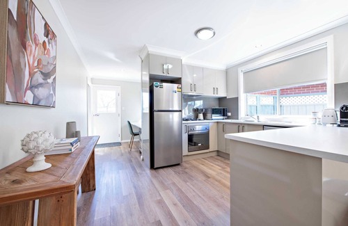 Dubbo Apartment | Grevillea Court - Close to Zoo, Firepit & BBQ