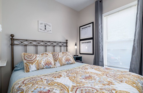 Broadway Apartment | Grey Gables: Bright, Comfy, Dog Friendly: 2 BR/1BA