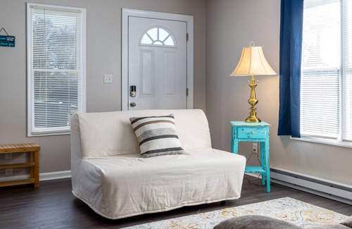 Broadway Apartment | Grey Gables: Bright, Comfy, Dog Friendly: 2 BR/1BA