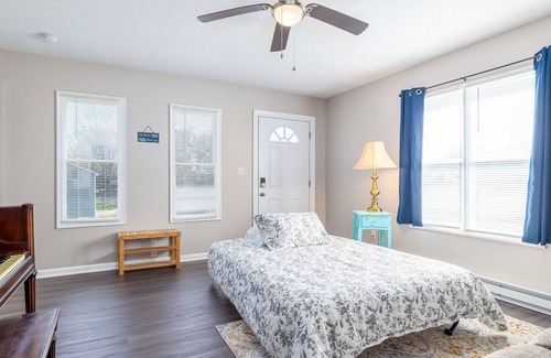 Broadway Apartment | Grey Gables: Bright, Comfy, Dog Friendly: 2 BR/1BA