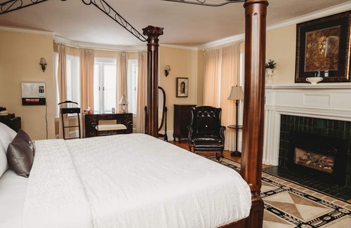 Pembroke House | Grey Gables Inn