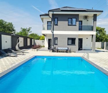 Petrachioaia Villa | Grey House