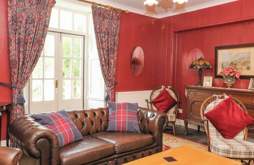 Invergarry House | GRIEVE’S HOUSE, pet friendly, with open fire in Fort Augustus