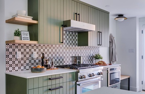Nelson House | Grizzly Den Luxury Suite - 4 blocks from Baker St