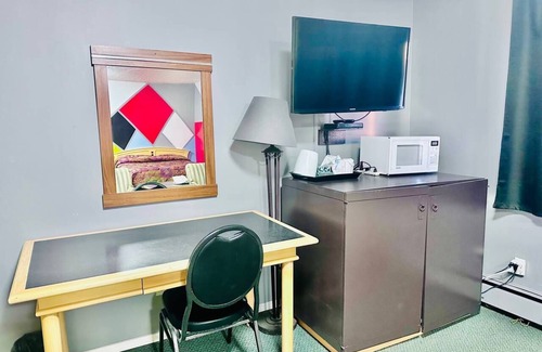 Fox Creek Hotel | Grizzly Motor Hotel