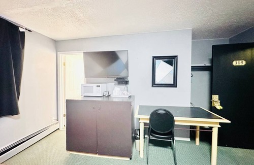 Fox Creek Hotel | Grizzly Motor Hotel