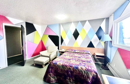 Fox Creek Hotel | Grizzly Motor Hotel