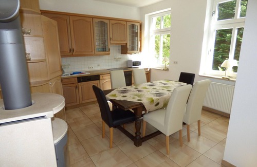 Sellin Apartment | Große Ferienwohnung Wa2 -100qm - im Erdgeschoss der Villa Walhall in einem parkähnlichen Garten