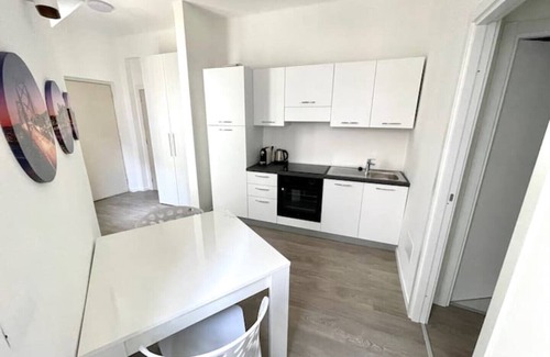 Sanremo Centre Apartment | Großes Luxusstudio, Zentrum, 250m zum Meer für 3 Personen