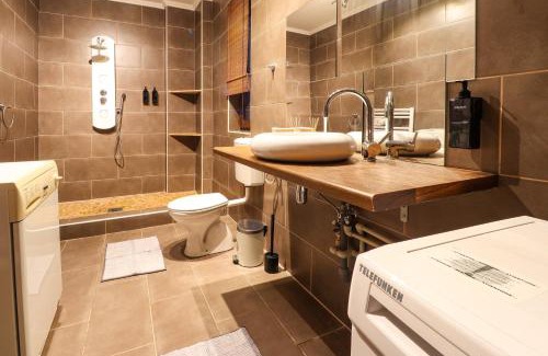 Crimmitschau Apartment | Großes, vollausgestattes Apartment für 5 Personen mit WLAN, vollausgestatteter Küche, Waschmaschine und Trockner