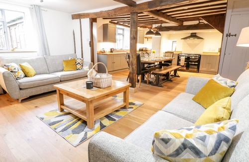 Llanfair Caereinion House | GROES HEOL, pet friendly, character holiday cottage in Mallwyd