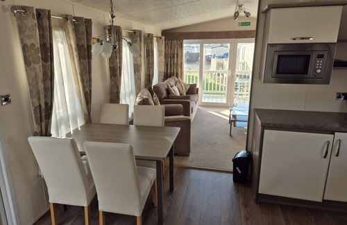 Icklesham Apartment | Grogu's Rest - 2 bedrooms with decking sleeps 6