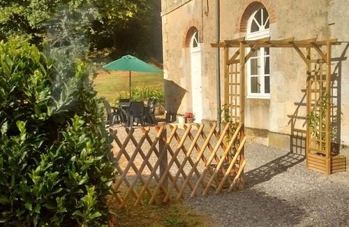 Mont-Saint-Jean Cottage | Groom's cottage is a secluded holiday home with a heated pool.Ideal for families