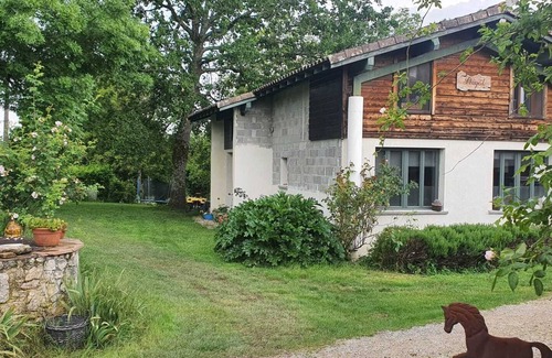 Montfermier House | Groot 6 Persoons Familie Huis met Overdekt Buiten Terras, en Gedeeld Zwembad