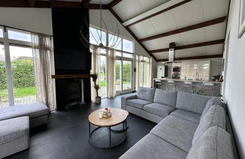 Zeewolde Villa | Groot vakantiehuis nabij Amsterdam inclusief jacuzzi