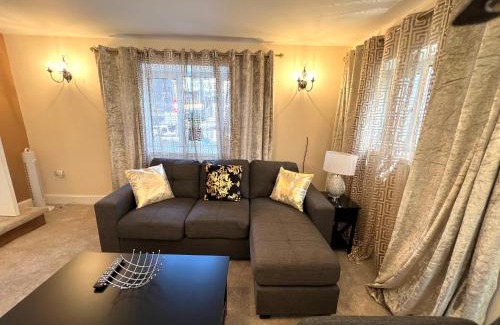 Street Apartment | Ground Floor 2 Bedroom Apt, Onsite Parking, Edge of Glastonbury and Street