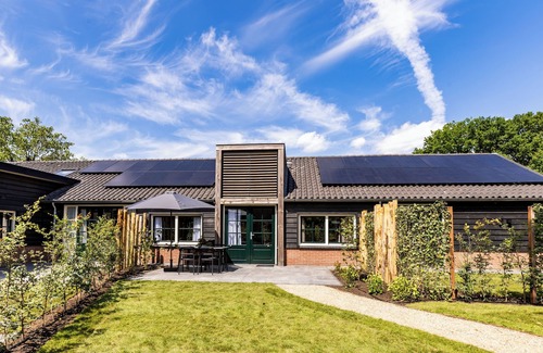 Municipality of Ede House | Ground-floor 4-person lodge with a private hot tub in the garden. Compact, cozy and fully equipped.