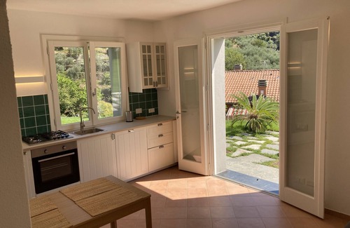Leivi Villa | Ground floor apartment Pitosforo + Pomegranate room
