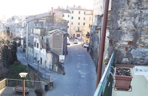 Scansano Apartment | Ground floor apartment with terrace in town centre