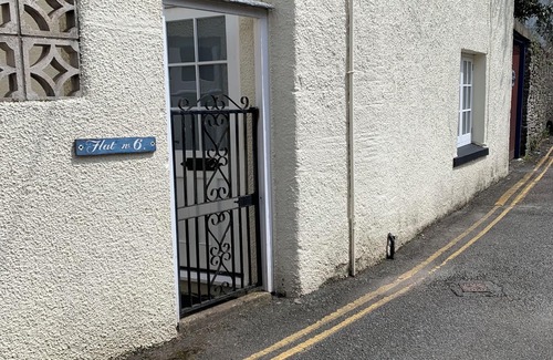 Brecon Apartment | Ground Floor Brecon apartment.No 6 Boleyn House.Free wifi.Kitchen and bathroom