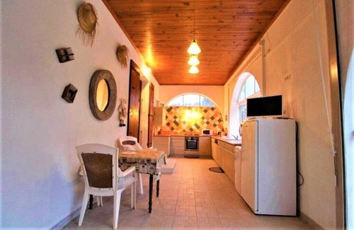 Mercuer Cottage | Ground floor of a large villa, with shared heated pool, jacuzzi, parkland
