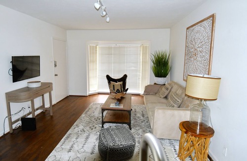 Highland Park Apartment | Ground flr Two(1BR/BA) apts, sleep 6, parking