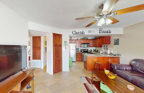Oak Creek Condo | Ground-level condo with pool, patio, shared laundry, bbq grill