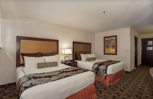 Parkrose House | GROUP ESCAPE! TWO COMFY UNITS, POOL, PARKING