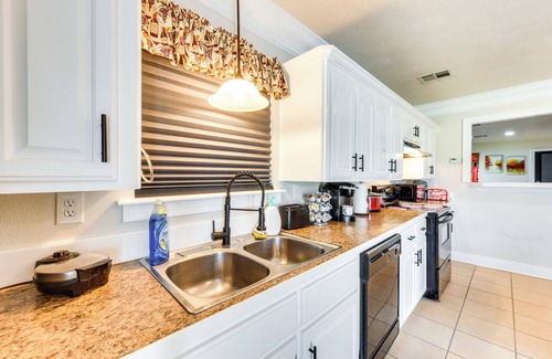 Lacassine House | Group-Friendly Louisana Hideaway: Hunt & Fish!