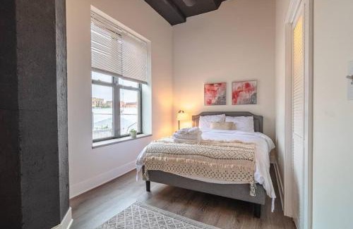 Near South Side Apartment | Group Friendly Spacious 3BR Suite with Optional Parking and Gym Access Sleeps 10 Guest Near McCormick Place and Soldier Field