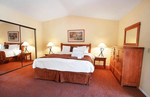 San Diego Country Estates Hotel | Group Vacation! Close to Milagro Farm Vineyards and Winery, Fishing