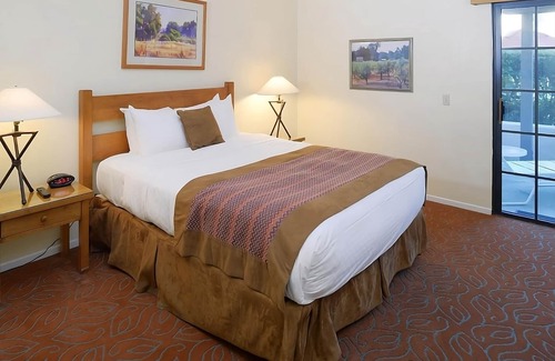 San Diego Country Estates Hotel | Group Vacation! Close to Milagro Farm Vineyards and Winery, Fishing