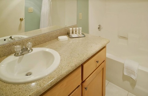 San Diego Country Estates Hotel | Group Vacation! Close to Milagro Farm Vineyards and Winery, Fishing