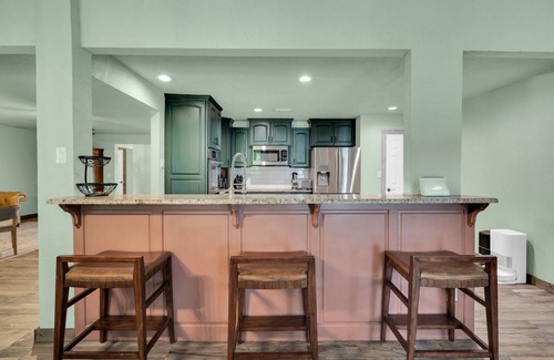 Roanoke House | Groups and Fams - 5 BR Huge Private Yard in Keller