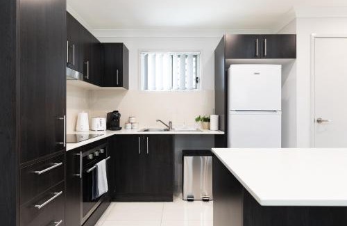 Rocklea Apartment | GST Credits! AC! Shops! Parking! Espresso! 531F1