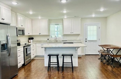 Vinemont House | Guadalupe Home, Minutes to I-65