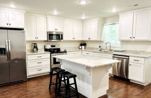 Vinemont House | Guadalupe Home, Minutes to I-65