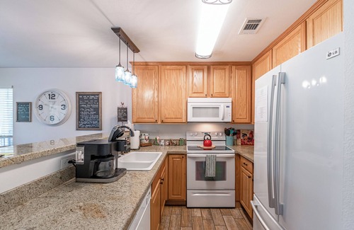 New Braunfels Condo | Guadalupe River Roost, WiFi, King Bed Sleeps 8, 3BR 2BA