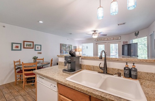New Braunfels Condo | Guadalupe River Roost, WiFi, King Bed Sleeps 8, 3BR 2BA