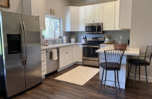 Holladay Apartment | Guest Apartment close to Ski Resorts, Hiking Trails, Shopping Restaurants & more