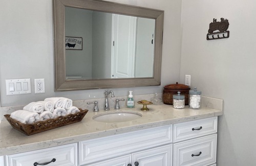 Holladay Apartment | Guest Apartment close to Ski Resorts, Hiking Trails, Shopping Restaurants & more