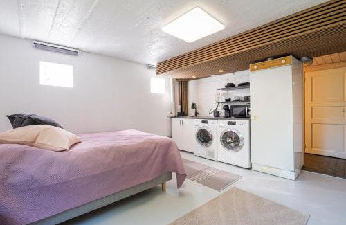 Pohjoinen Suurpiiri Apartment | Guest apartment with authentic Finnish wooden sauna, 10 min drive from the airport