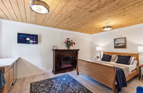 Shelton House | Guest Cottage with Lake Access, Row Boat, Kayaks
