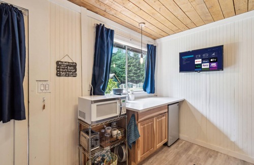 Shelton House | Guest Cottage with Lake Access, Row Boat, Kayaks