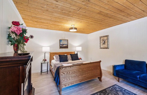 Shelton House | Guest Cottage with Lake Access, Row Boat, Kayaks