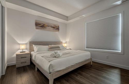 Springbank Hill House | Guest Favorite with Garage, Free Banff Pass, Netflix, King Bed, Balcony, Perfect for Couples, Sleeps 4