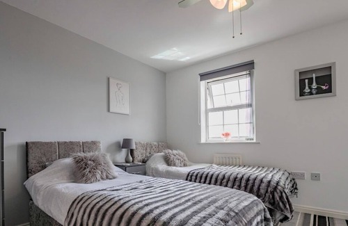 South Ferriby House | Guest Homes | 5 Bed Home in Brough