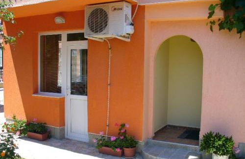 Chernomorets House | Guest House Alex